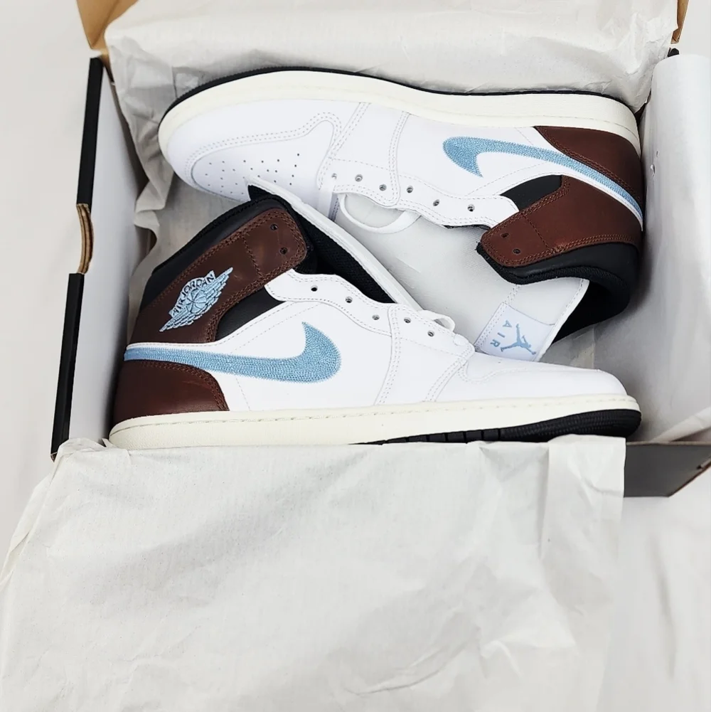 Air Jordan 1 Mid SE Sneakers White/Black/Sail/Blue Grey